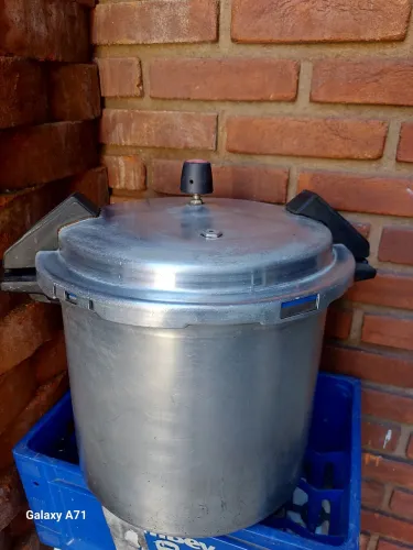 Panela de pressão industrial com fechamento externo que possui,geralmente, capacidade de