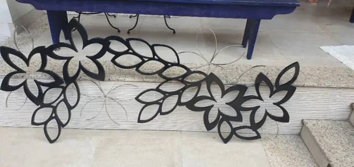 Painel floral em metal e mdf decorativo
