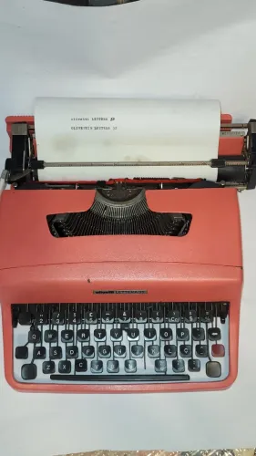 Antiguidade - Máquinas de Escrever Olivetti Lettera 32 - Décadas de 1960 e 1970