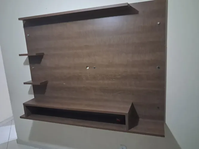Rack de parede elevado para TV com painel