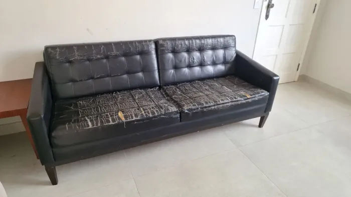 Sofá courino preto