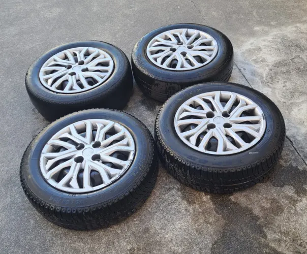 Jogo de 4 rodas de ferro aro 14 com calotas, estava no Fiat Cronos