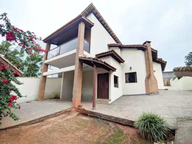 Casa à venda em Cotia, Granja Viana, com 3 quartos, com 230 m², Gramado