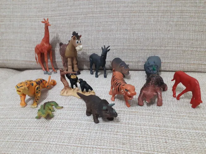 Kit c/ 12 animais para coleções e brinquedo.
