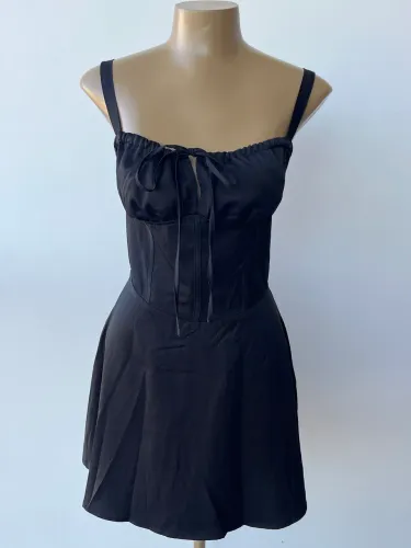 Vestido preto curto estilo babydoll