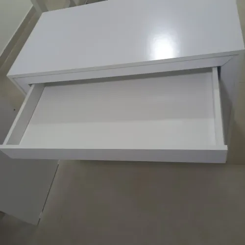 Mesa com gaveta branca