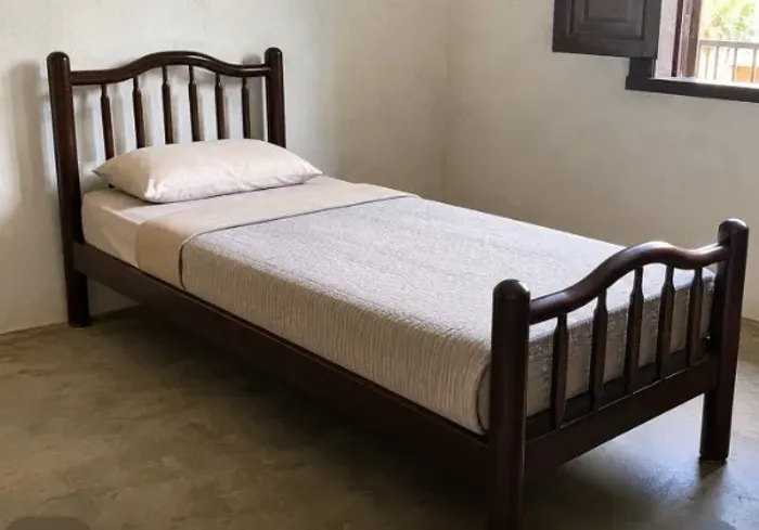 Cama de solteiro madeira maciça 