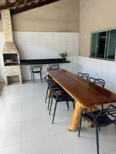 Mesa de madeira com 6 cadeiras