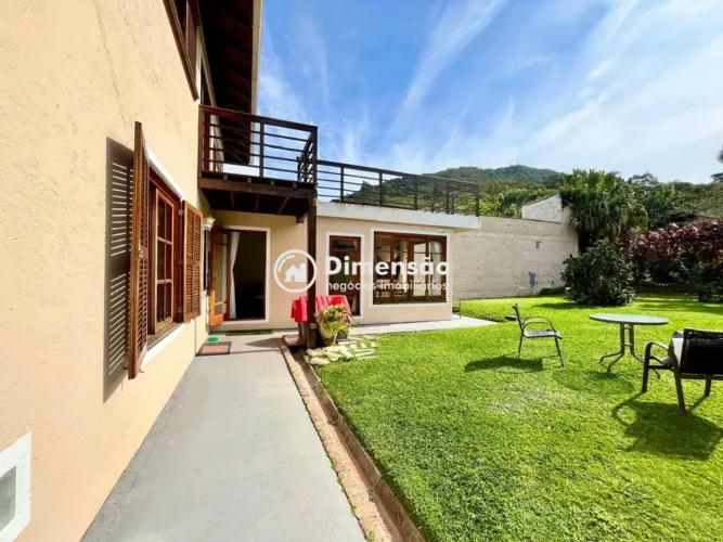 Casa de Condomínio com 4 Quartos à venda - Sambaqui
