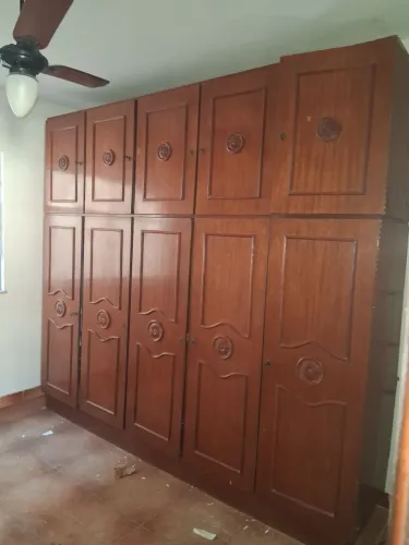 Guarda roupa 10 portas em madeira.
