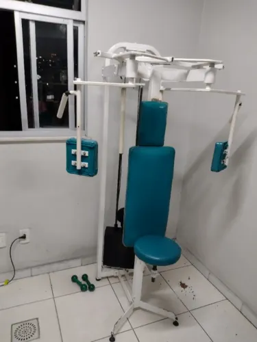 Supino reto e inclinado e voador para musculação