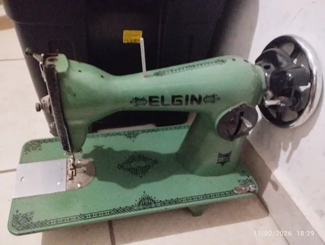 Máquina de costura Elgin