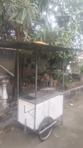 Carrocinha boa para vender bijuteria, açaí, churrasquinho, hambúrguer. Recém reformada