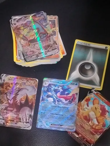 Cartas Pokémon 60 unidades com raras e energia importada.
