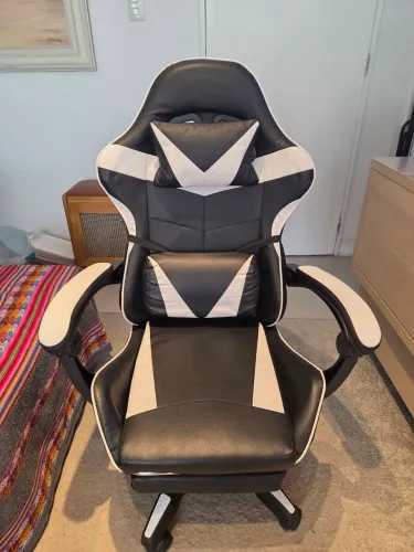 Cadeira Gamer Preta e Branca Seminova
