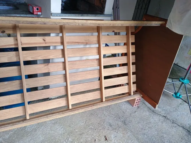 Cama de madeira para doação 