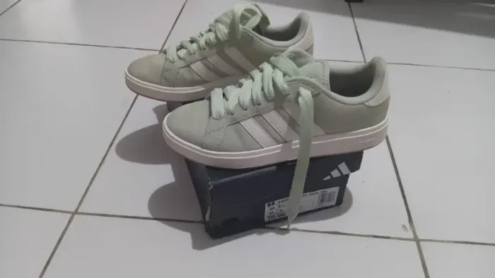 Tênis Adidas tamanho 38 cor verde claro