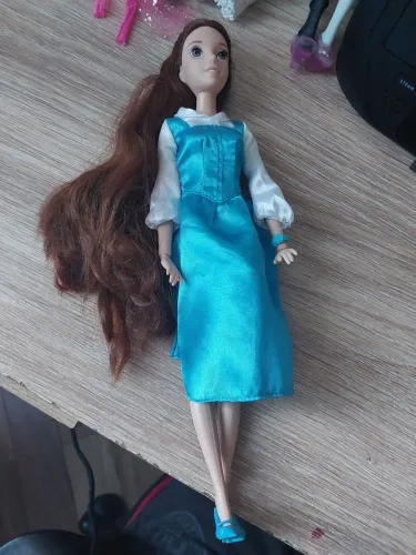 Boneca princesas disney store bela com fashion pack azul