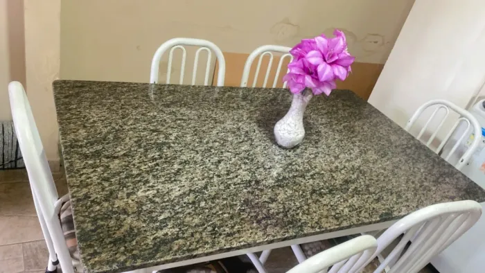 Mesa 6 cadeiras a pedra em cima de mármore