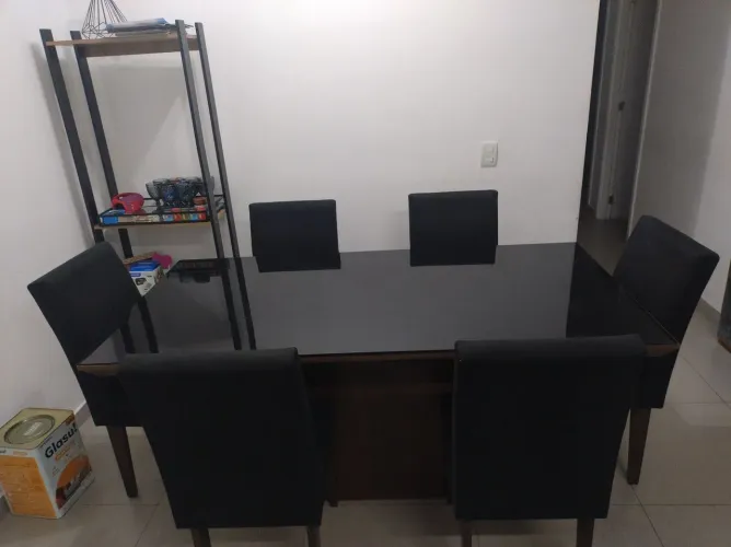 Mesa com 6 cadeiras tampo em vidro cor preta nas medidas 1,80x 0,90 a retirar medidas