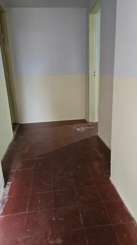 Apto no centro, livre de custos, mobiliado, com cozinha, wc e 2 cômodos $ 1.200,00