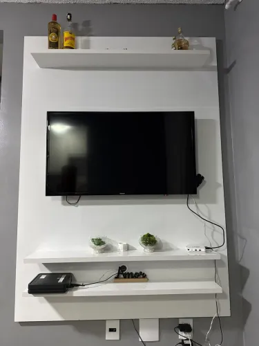 Vendo painel para TV na cor branca