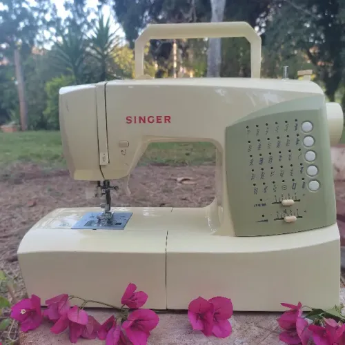 Máquina de Costura Eletrônica Singer Cosmo 7422 - 220v (Excelente Estado)