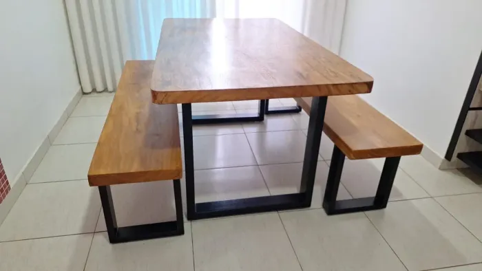 Mesa e bancos industriais