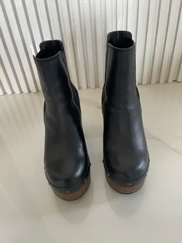 Bota em couro preta