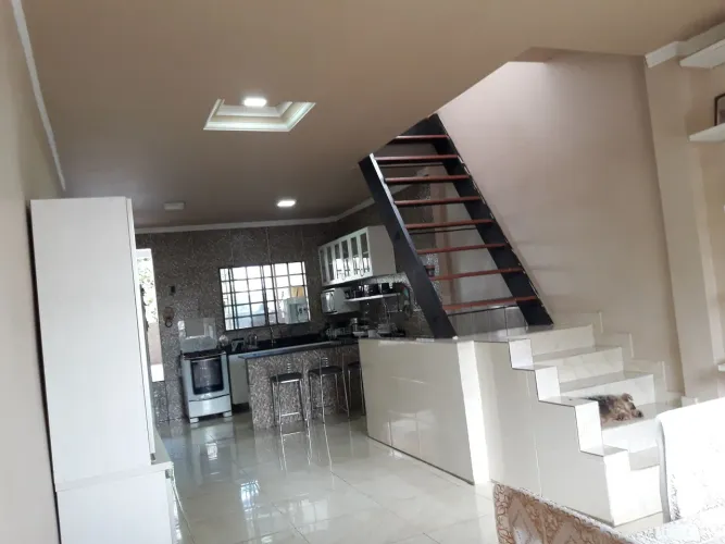 Vendo 2 casas! Há 5 minutos do shopping Manauara , no Aleixo.com ponto comercial montado.