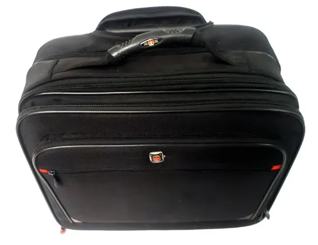 Mala de Viagem de Bordo WENGER, Com 5 divisões, Alça Retrátil e Rodizios. Usada.