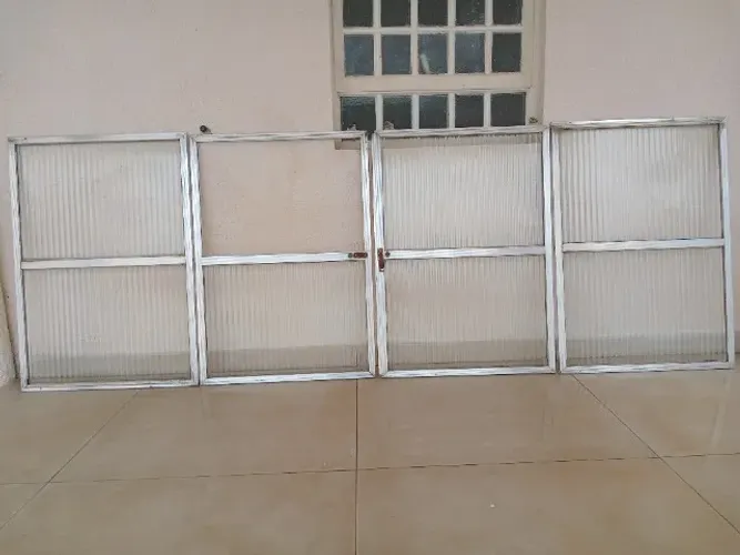 Folhas de janela de correr de aluminio com vidro.