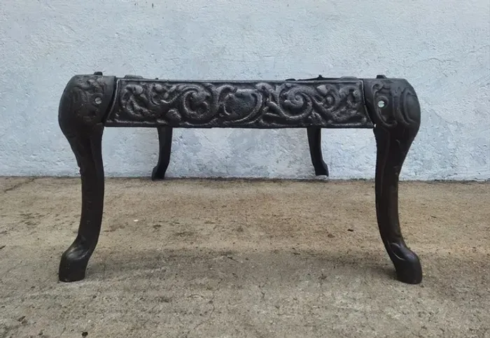 Mesa em ferro fundido antiga 