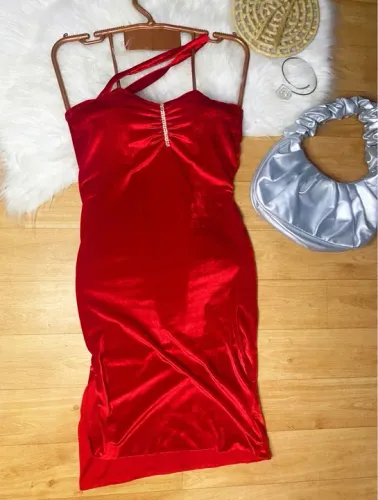 Vestido vermelho de veludo com detalhe de pedrarias