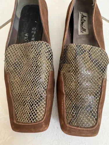 Lindo sapato em couro estilo croco verde musgo