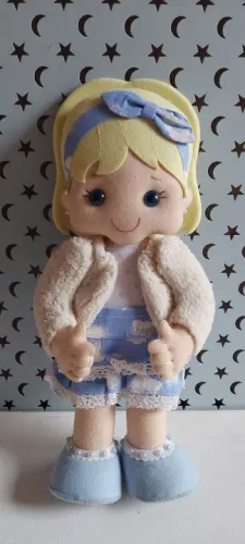 Boneca em feltro