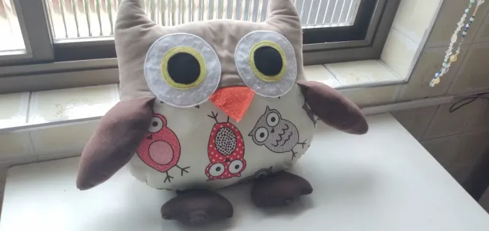 Coruja de 30 cm de pelúcia 