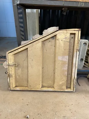 Vendo porta de porão usada