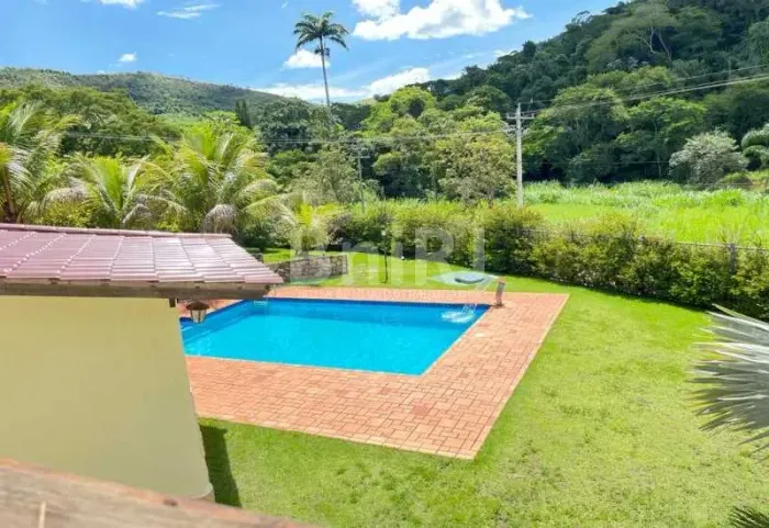 Maravilhosa casa com piscina e cozinha gourmet num terreno de 3.600m². Condomínio fechado,