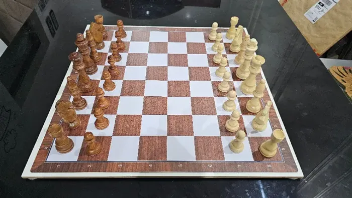 Kit de Peças de Xadrez de Madeira Rei 10,5 cm + Tabuleiro Laminado cor Madeirado