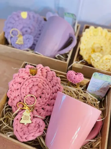 Kit de Canecas Decoradas com Porta Copos de Crochê