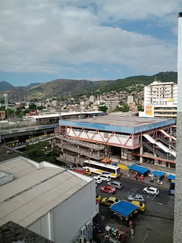Sala Comercial 40m² em frente à estação de Trem e BRT, junto do melhor comércio da região.
