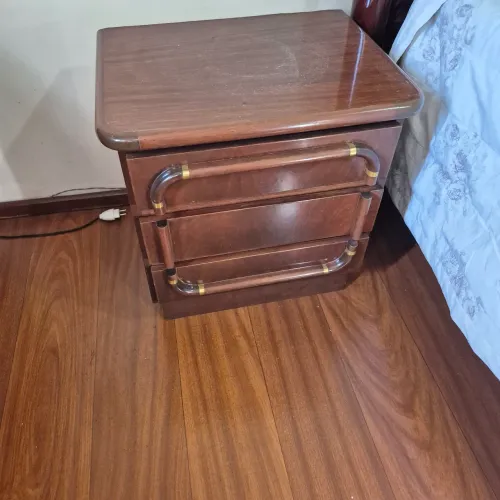 Mesa de cabeceira em madeira escura