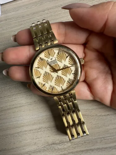 Relógio Feminino Dourado com Design Exclusivo