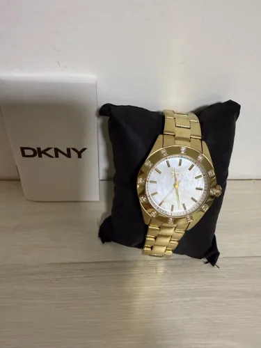 Relógio DKNY Dourado com Detalhes em Strass