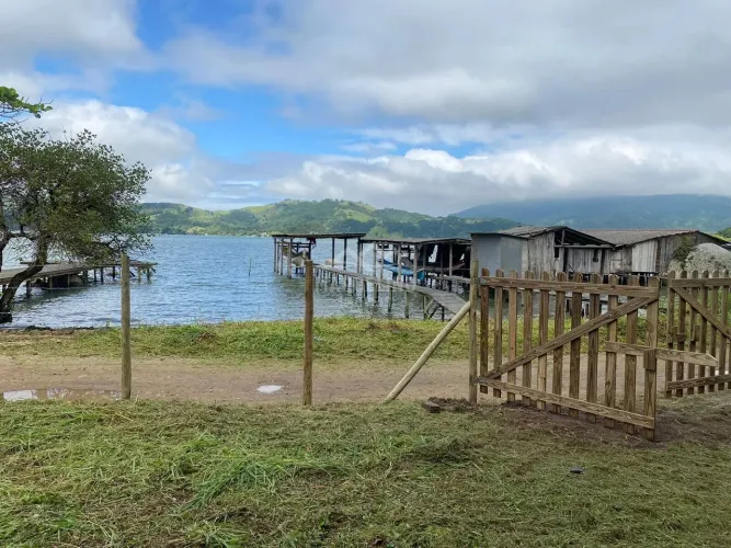 Terreno beira de lagoa