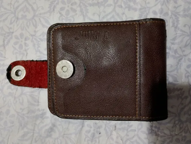 Carteira Masculina Seminova, de Couro, varias divisões, cor marrom, presilha magnética 