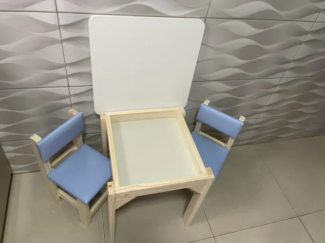 Mesa para criança até 6 anos, com baú cor azul claro 
