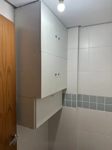 Armário Suspenso (de parede) Estilo Roupeiro com 4 divisórias + 1 gaveta 