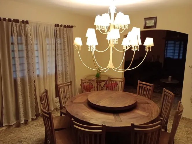 Excelente mesa  com cadeiras em madeira maciça, de excelente qualidade.